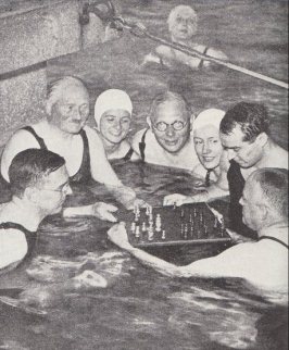 http://chess-news.ru/sites/default/files/u5/Foto-raznoe/Sosonko/Euwe-interview/Euwe-zwembad-1935.jpg